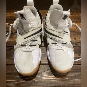 Nike volleyball shoe react hyperset size 11
